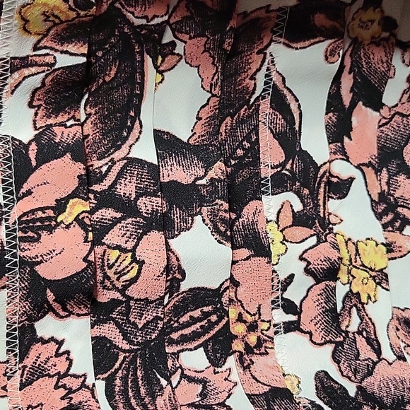 🌴 Loft Tank Top Spaghetti Straps White with Pink Black and Yellow Floral Print - Picture 5 of 9